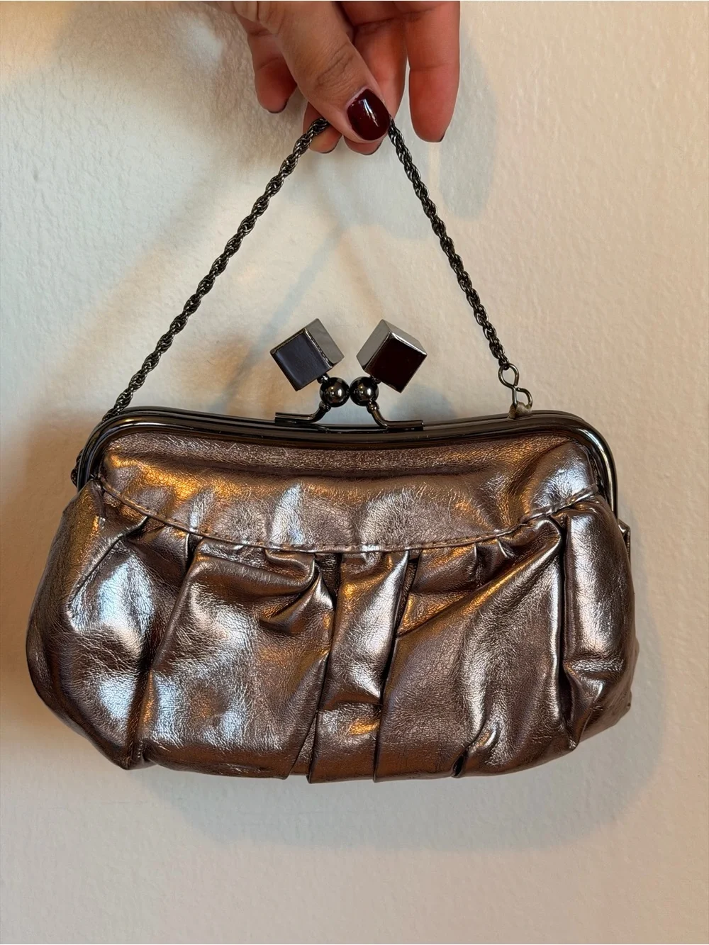 La Regale Metallic Silver Pleated Kiss-Lock Wristlet